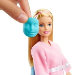 MATTEL Barbie Alla Spa, Playset Con Bambola, Cagnolino E Accessori -Mattel Negozio barbie con plastilina