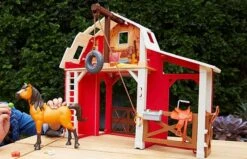 MATTEL Spirit Playset Stalla Con Cavallo E Accessori -Mattel Negozio spirit set da gioco stalla con cavallo